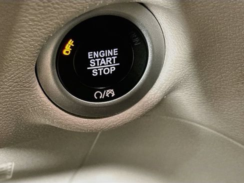 Certified 2024 Chrysler Pacifica Touring-L FWD image 22