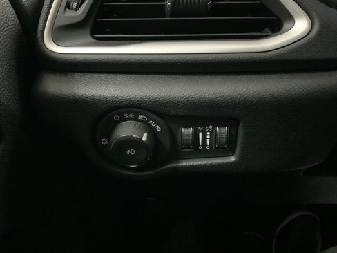 Used 2025 Chrysler Pacifica Select FWD image 54