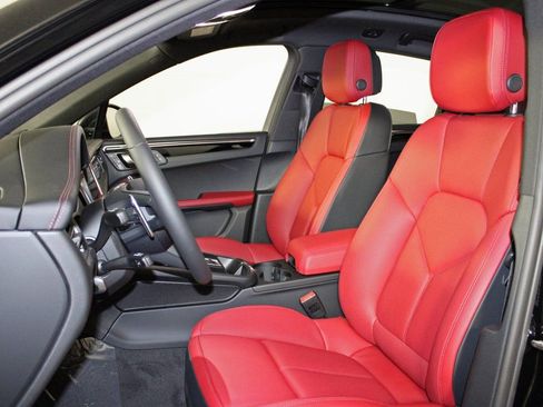 Certified 2025 Porsche Macan image 5