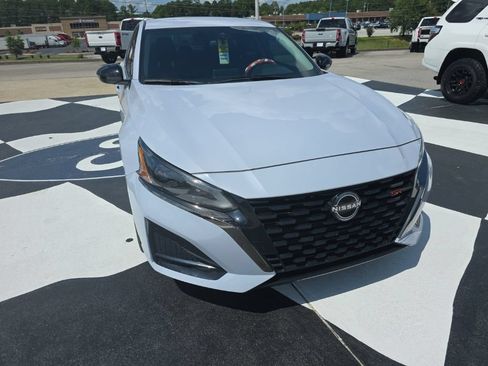 Used 2024 Nissan Altima 2.5 SR FWD image 9