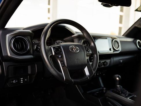 Used 2018 Toyota Tacoma TRD Sport image 12