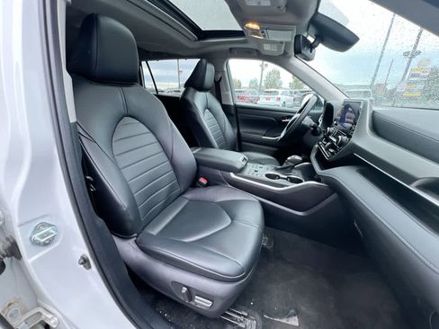 Used 2024 Toyota Highlander XLE image 28