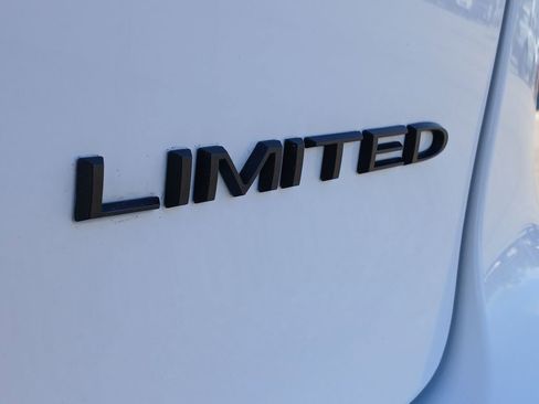 Used 2025 Chrysler Pacifica Limited image 21
