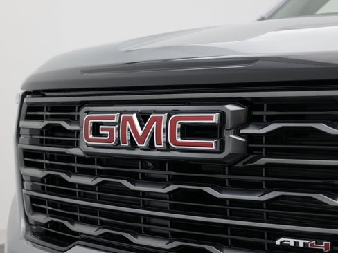 Used 2025 GMC Acadia AT4 w/ Luxury Package AWD/4WD image 11
