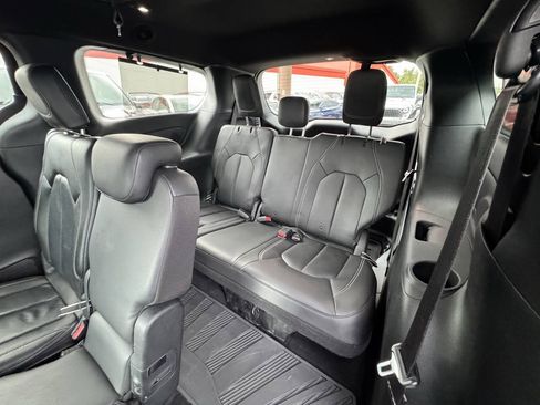 Used 2019 Chrysler Pacifica Touring-L Plus w/ Advanced Safetytec Group FWD image 13