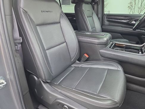 Used 2021 GMC Yukon XL Denali w/ Denali Premium Package image 24