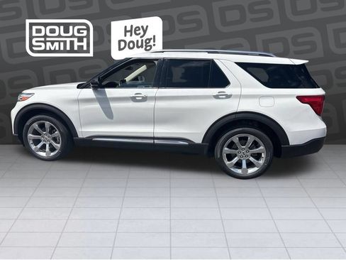 Used 2020 Ford Explorer Platinum w/ Premium Technology Package AWD/4WD image 2