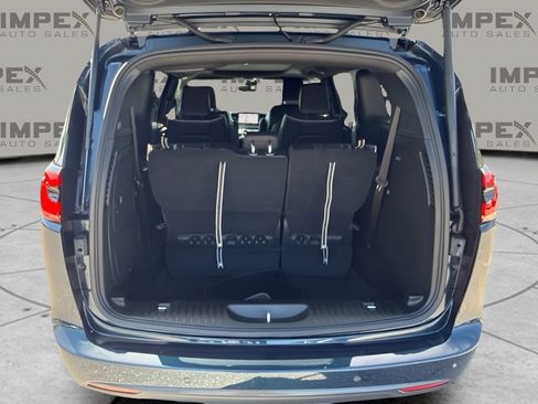 Used 2024 Chrysler Pacifica Premium FWD image 28