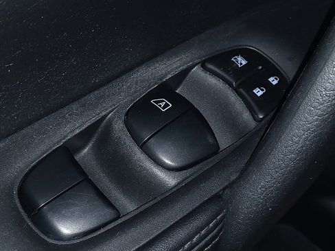 Used 2020 Nissan Rogue SV FWD image 27