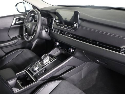 Used 2024 Mitsubishi Outlander SE image 28