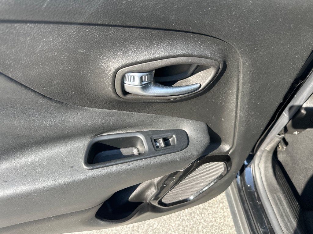 Used 2017 Jeep Renegade Altitude FWD image 14