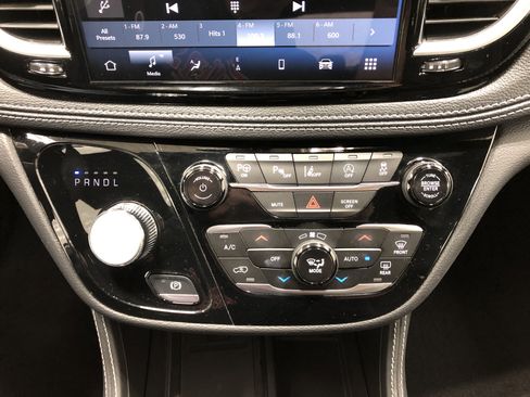 Certified 2024 Chrysler Pacifica Limited w/ S Appearance Package FWD image 23