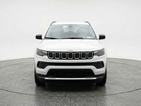 Used 2025 Jeep Compass Latitude image 2