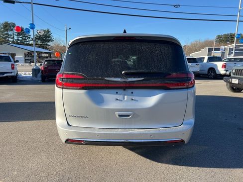 New 2026 Chrysler Pacifica Select image 6