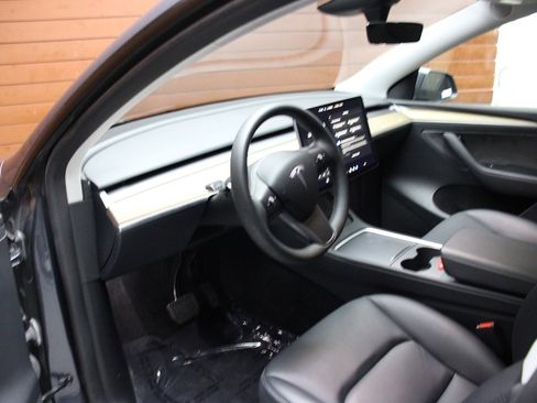 Used 2023 Tesla Model Y Long Range image 11