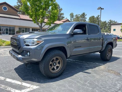 Used 2017 Toyota Tacoma TRD Sport AWD/4WD image 3