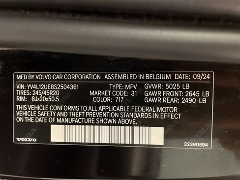 Used 2025 Volvo XC40 B5 Plus image 33