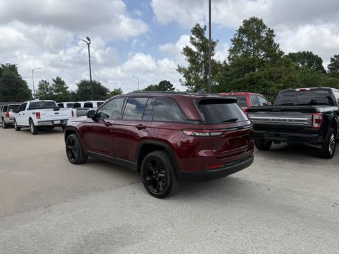 Used 2025 Jeep Grand Cherokee Limited w/ Black Appearance Package AWD/4WD image 4