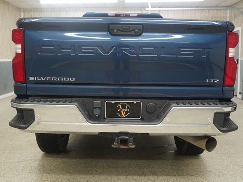 Used 2022 Chevrolet Silverado 3500 LTZ w/ LTZ Premium Package image 9