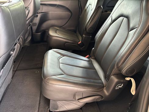 Used 2025 Chrysler Pacifica Select FWD image 24