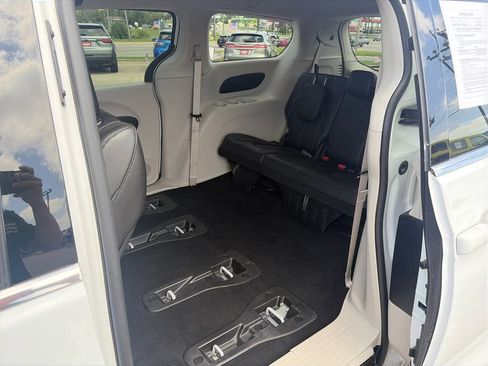 Used 2024 Chrysler Pacifica Limited FWD image 26
