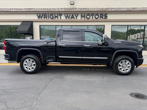Used 2024 Chevrolet Silverado 2500 High Country w/ High Country Premium Package AWD/4WD image 2