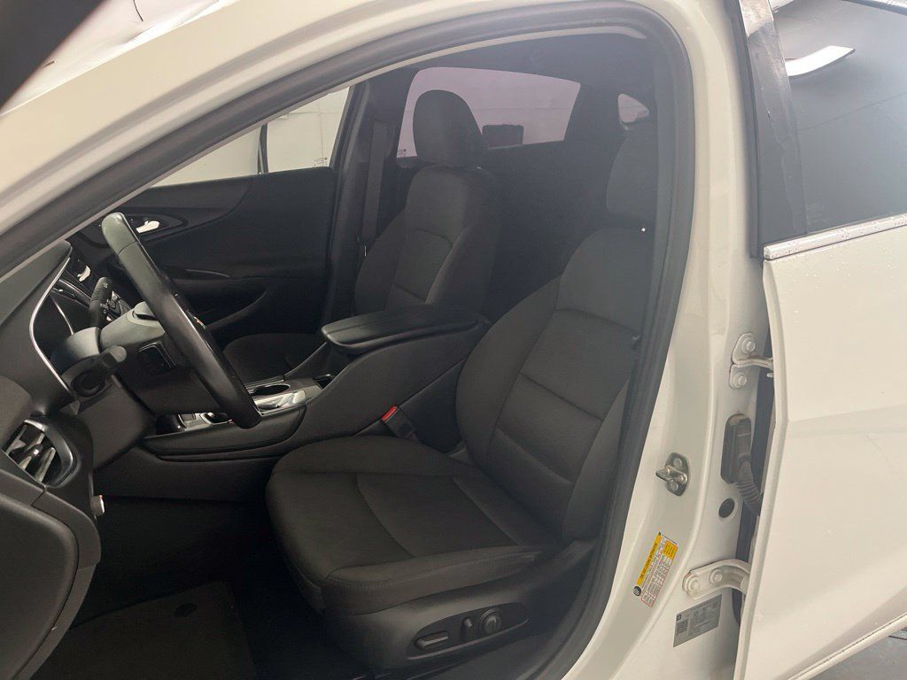 Used 2018 Chevrolet Malibu LT FWD image 17