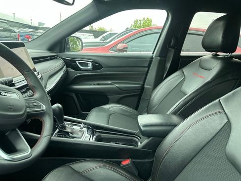 Used 2025 Jeep Compass Trailhawk AWD/4WD image 16