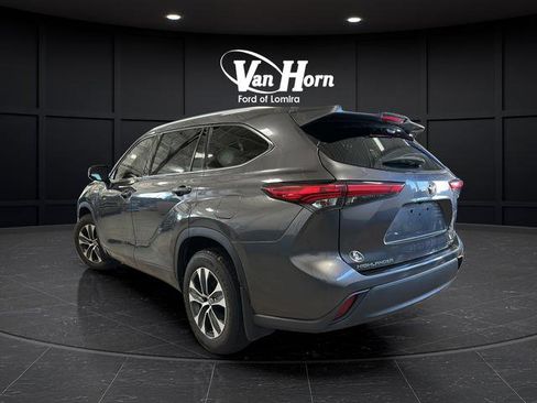 Used 2021 Toyota Highlander XLE AWD/4WD image 5