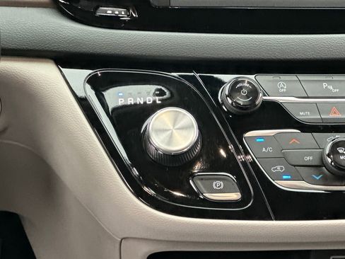Used 2019 Chrysler Pacifica Touring-L image 19
