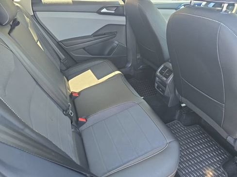 Used 2023 Volkswagen Taos SE w/ Panoramic Sunroof Package FWD image 11