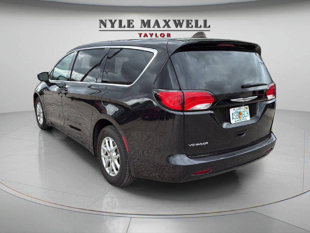 Used 2022 Chrysler Voyager LX FWD image 11