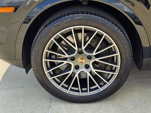 Used 2023 Porsche Cayenne Platinum Edition image 13