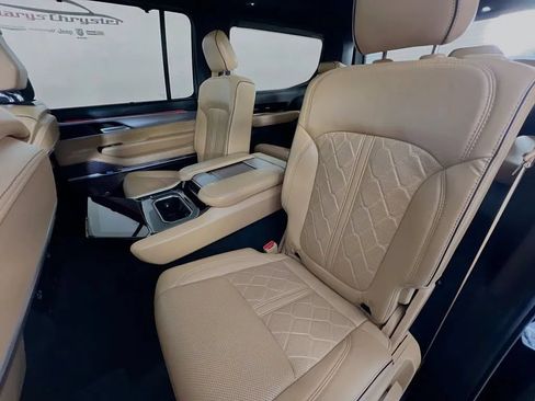 Used 2023 Jeep Grand Wagoneer Series III AWD/4WD image 27