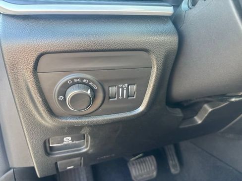 Used 2023 Jeep Grand Cherokee Laredo AWD/4WD image 33