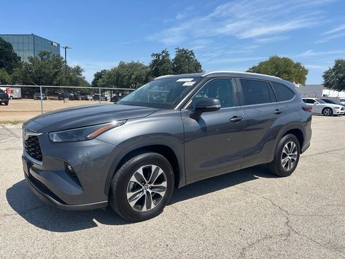 Used 2025 Toyota Highlander XLE FWD image 1