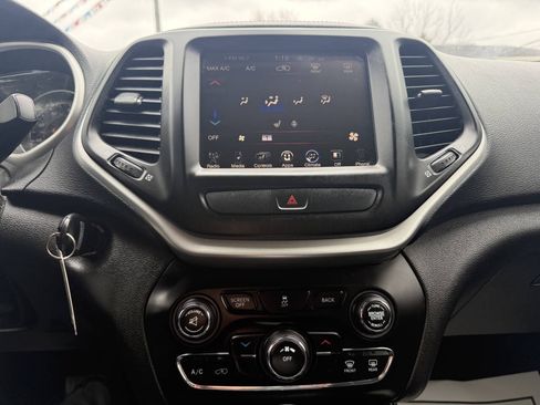 Used 2016 Jeep Cherokee Trailhawk w/ Cold Weather Group AWD/4WD image 13