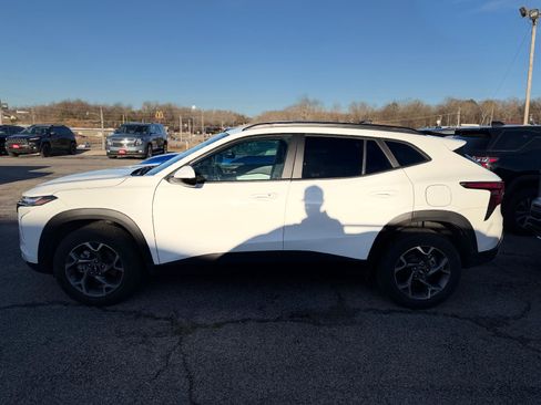 Used 2025 Chevrolet Trax LT w/ LT Convenience Package image 4