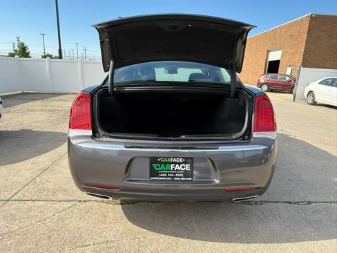 Used 2019 Chrysler 300 Touring RWD image 13