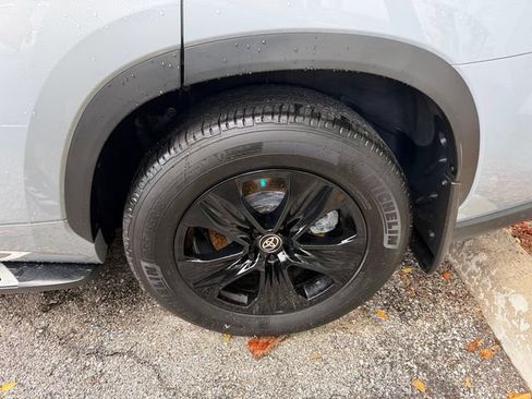 Certified 2025 Toyota Highlander XLE AWD/4WD image 6