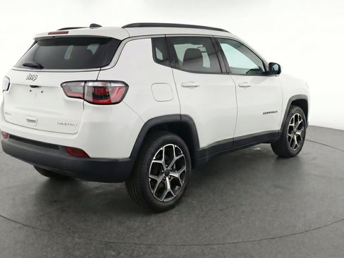 Used 2025 Jeep Compass Latitude AWD/4WD image 9
