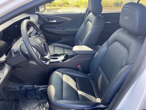 Used 2025 Buick Envista Sport Touring image 34