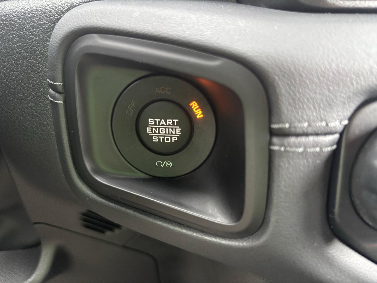 Used 2024 Jeep Wrangler Unlimited Sahara w/ Technology Group AWD/4WD image 20