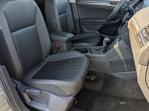 Used 2024 Volkswagen Tiguan SE image 39