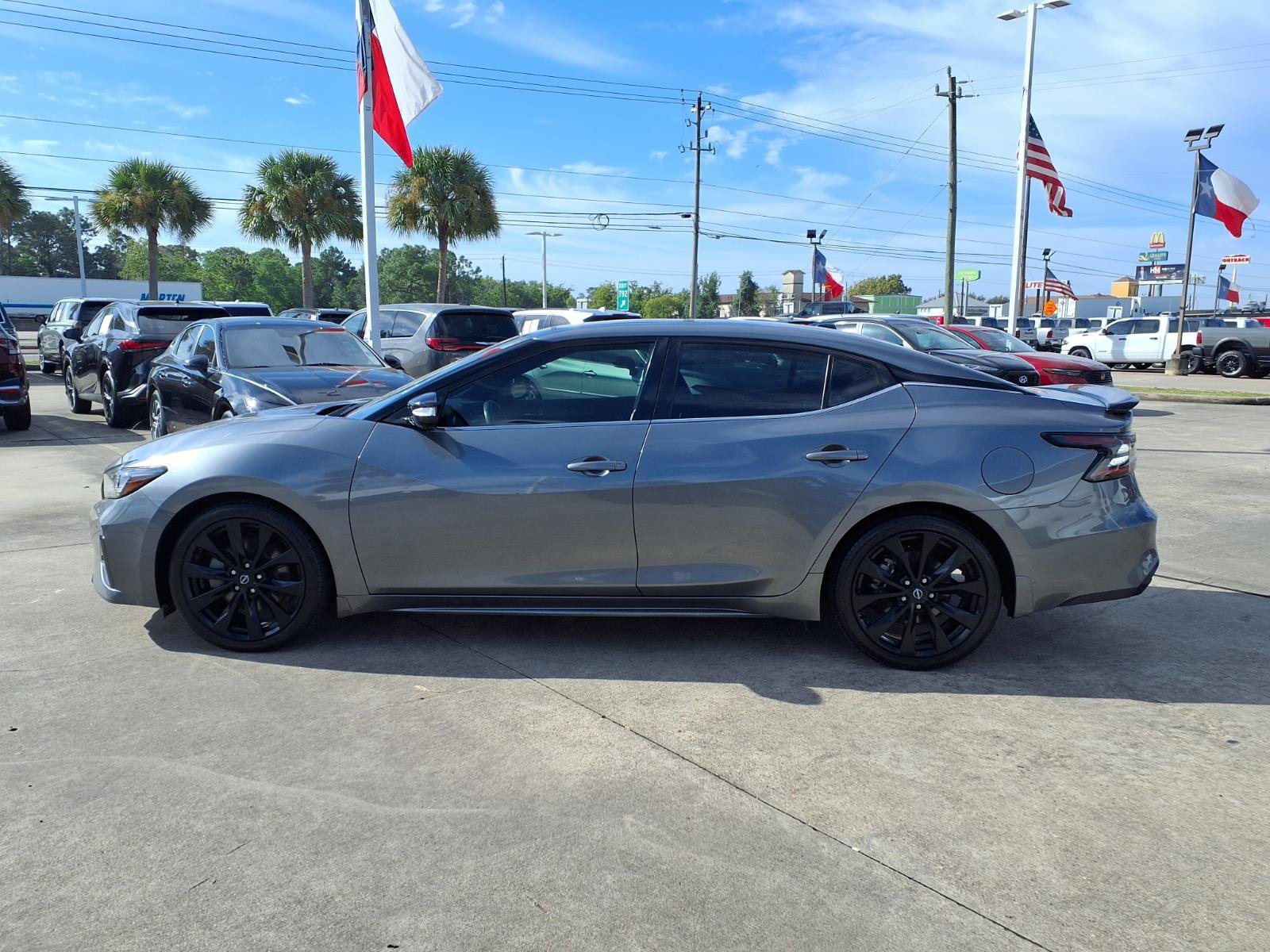 Used 2023 Nissan Maxima SR w/ Sport Mat Group FWD image 9