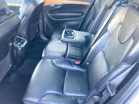 Used 2022 Volvo XC90 T6 Momentum w/ Climate Package image 16