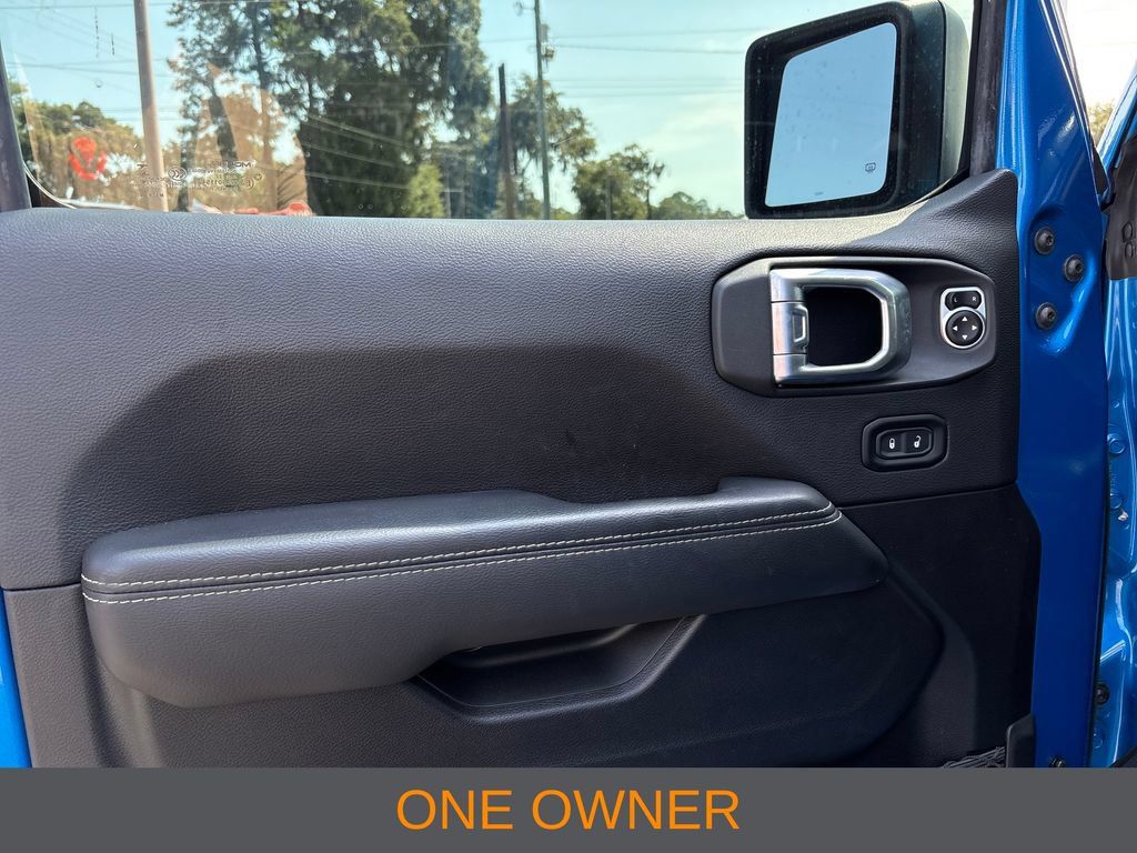Used 2022 Jeep Wrangler Unlimited Sahara w/ Cold Weather Group AWD/4WD image 3