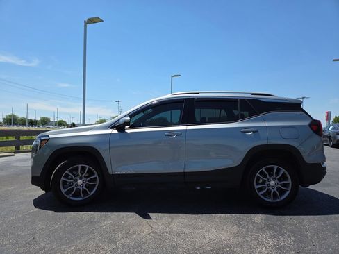 Used 2024 GMC Terrain SLT AWD/4WD image 12