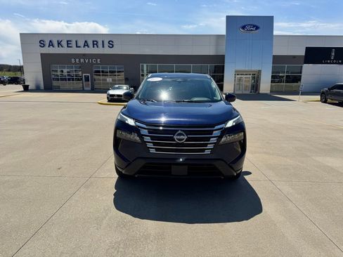 Used 2025 Nissan Rogue SV image 2