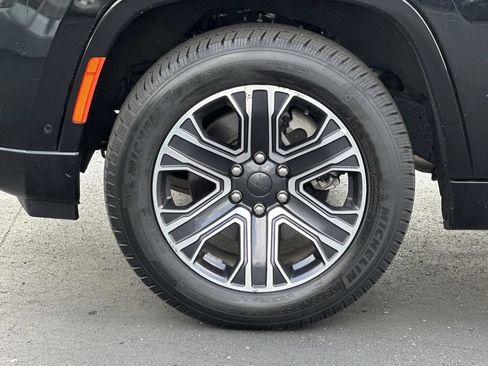 Used 2024 Jeep Wagoneer Series II w/ Flexible Seating Group RWD image 9